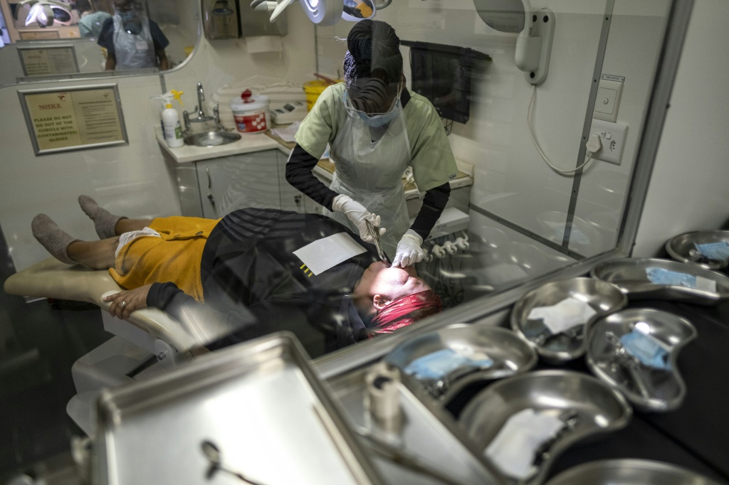 طبيبة أسنان تعالج أحد المرضى في سويتو بجنوب إفريقيا في 17 تشرين الأول/أكتوبر 2023 (ا ف ب)