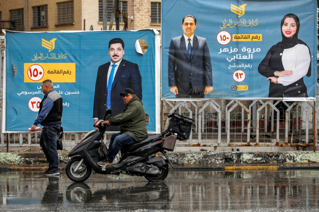 لافتات لعدد من مرشحي الانتخابات البلدية في أحد شوارع بغداد في 13 كانون الأول/ديسمبر 2023 (ا ف ب)