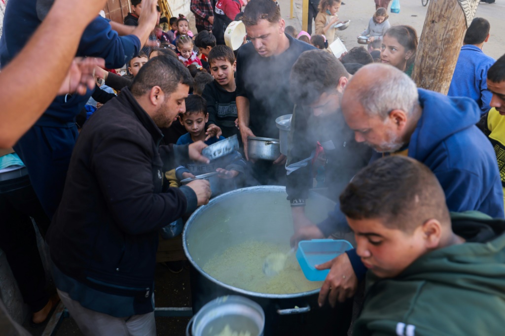    نقطة لتوزيع لطعام أقامتها منظمة إنسانية في رفح بجنوب قطاع غزة في 6 كانون الأول/ديسمبر 2023 (أ ف ب)   