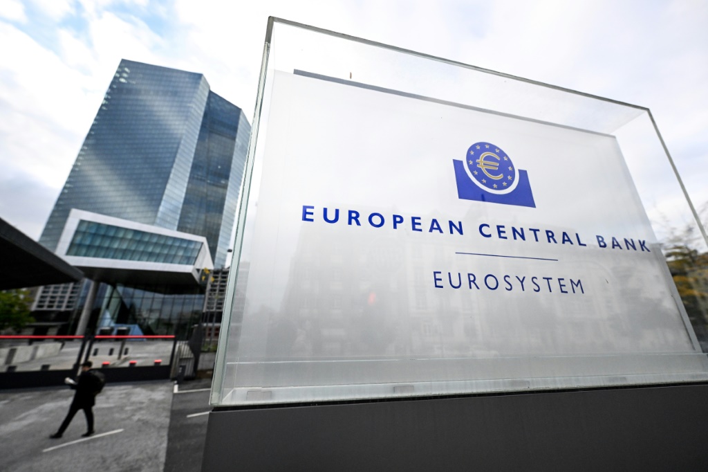 قد تكون أحدث التوقعات الاقتصادية للبنك المركزي الأوروبي يوم الخميس أساسية لرسم المسار للأمام (أ ف ب)   