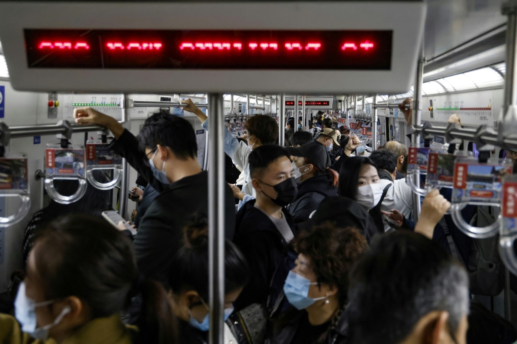 ركاب في مترو بكين بتاريخ 5 نيسان/أبريل 2023 (ا ف ب)