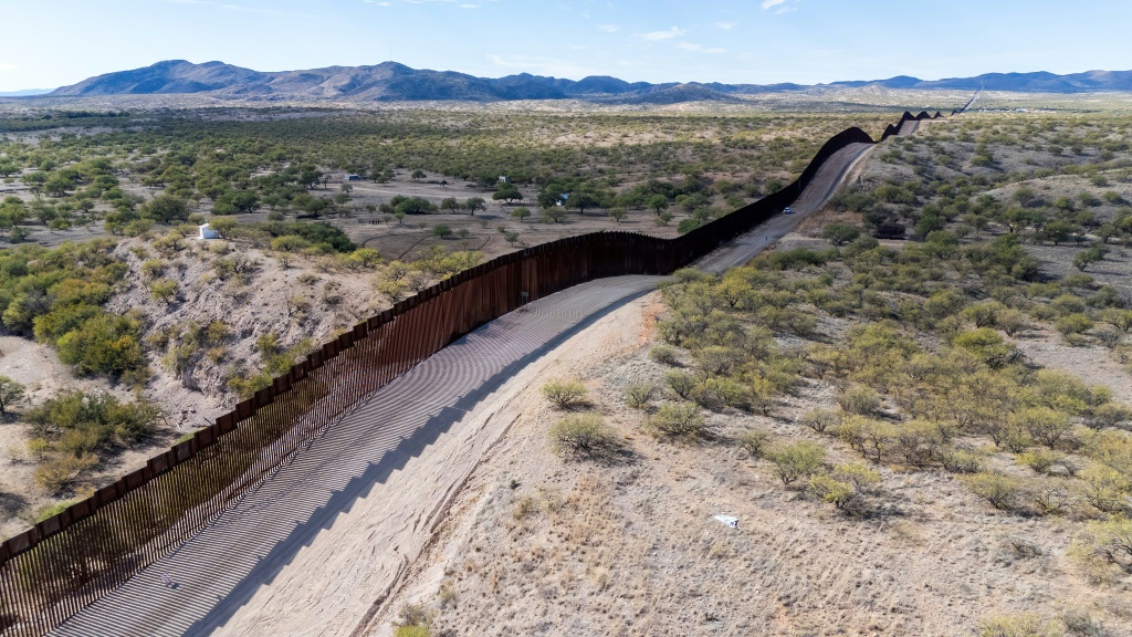 تظهر هذه الصورة الجوية الملتقطة في 8 ديسمبر 2023 الجدار الحدودي بين الولايات المتحدة والمكسيك في ساسابي بولاية أريزونا. (ا ف ب)   