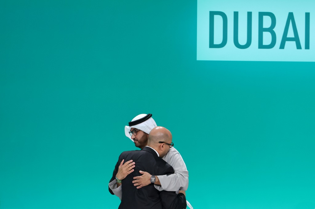 تبنت ما يقرب من 200 دولة يوم الأربعاء اتفاقا ينص على أن العالم سوف "يتحول بعيدا عن الوقود الأحفوري". (أ ف ب)   