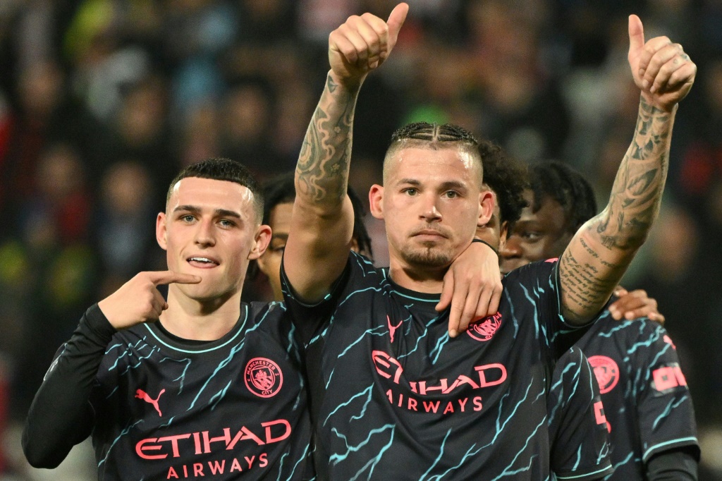 اقترب فيليبس (يمين) من الرحيل عن ملعب الاتحاد (ا ف ب)