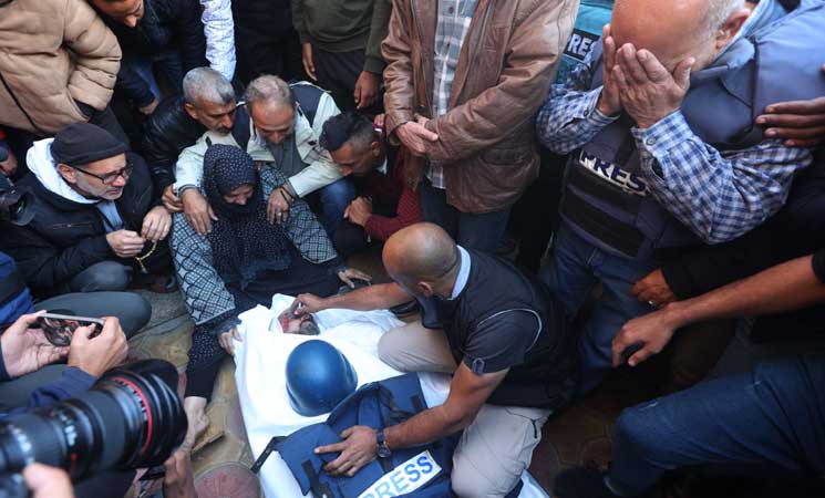 والدة الصحافي الشهيد  سامر أبو دقة تودعه الوداع الأخير، مصور قناة الجزيرة (الأناضول) 