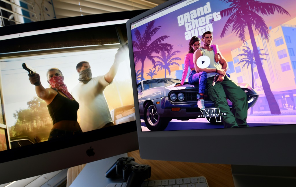 شاشتان تظهر على كل منهما لعبة فيديو في لوس انجليس بتاريخ الرابع من كانون الأول/ديسمبر 2023 (ا ف ب)