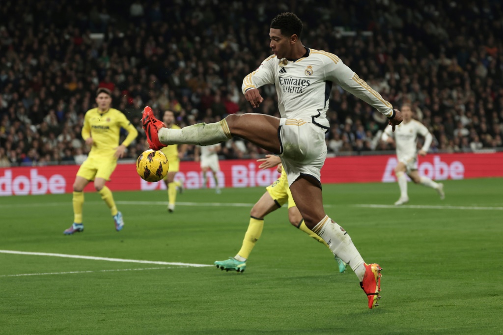 لاعب ريال مدريد الاسباني الانكليزي جود بيلينغهام يحاول تسديد الكرة خلال المباراة امام فياريال ضمن المرحلة السابعة عشرة من الدوري الاسباني لكرة القدم على ملعب سانتياغو برنبايو يوم الاحد 17 كانون الاول/ديسمبر 2023 ( ا ف ب)
