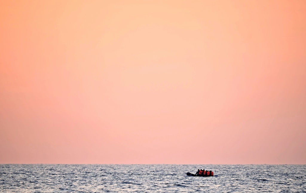 مهاجرون على متن قارب مطاطي في المانش (ا ف ب)   