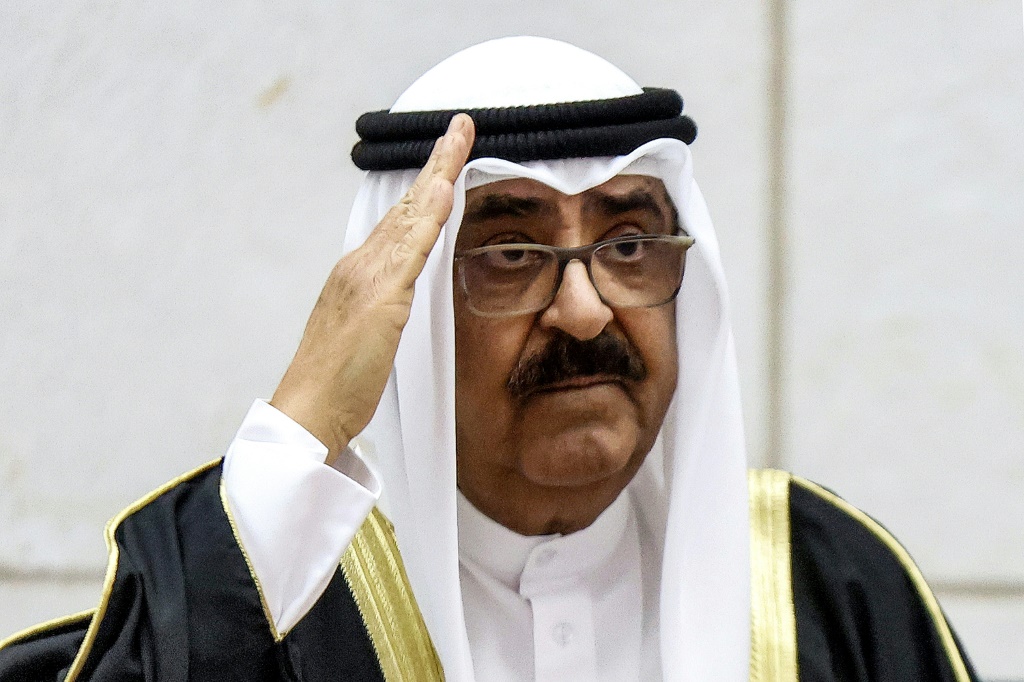 يقول محللون إن أمير الكويت الجديد الشيخ مشعل (83 عاما) يرث "إرثا مليئا بالتحديات" وهو يواجه المهام الشاقة المتمثلة في إصلاح البيروقراطية المتضخمة وتنويع الاقتصاد المعتمد على النفط. (أ ف ب)    