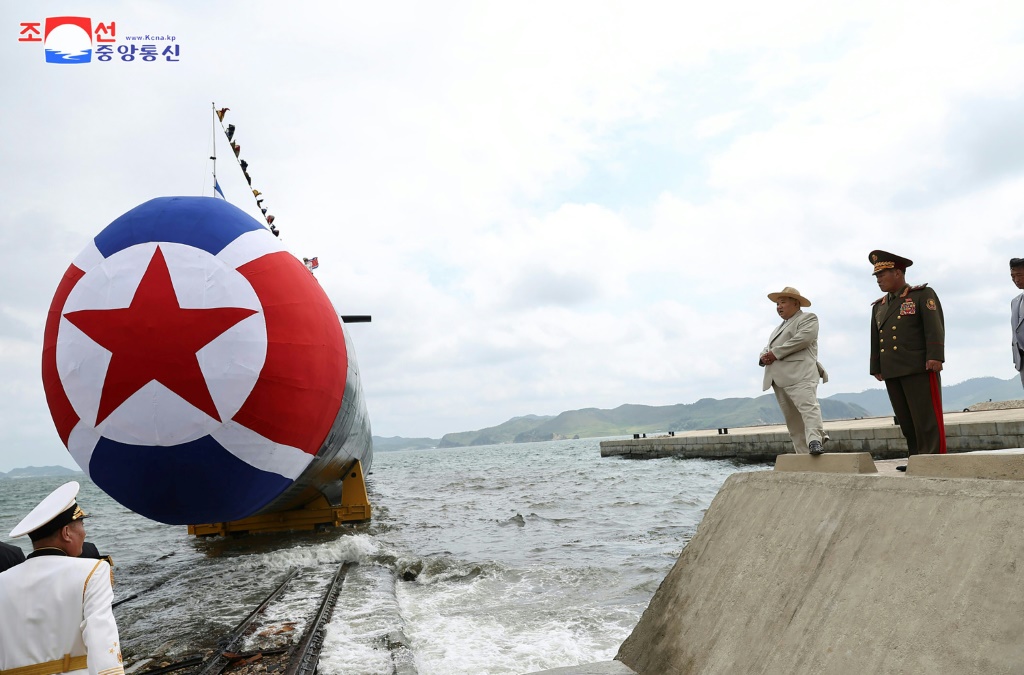 صورة التقطت في 6 أيلول/سبتمبر 2023 ونشرت في 8 أيلول/سبتمبر 2023 للزعيم الكوري الشمالي كيم جونغ أون خلال مراسم كشف الغواصة الجديدة في موقع لم يحدد في كوريا الشمالية (ا ف ب)