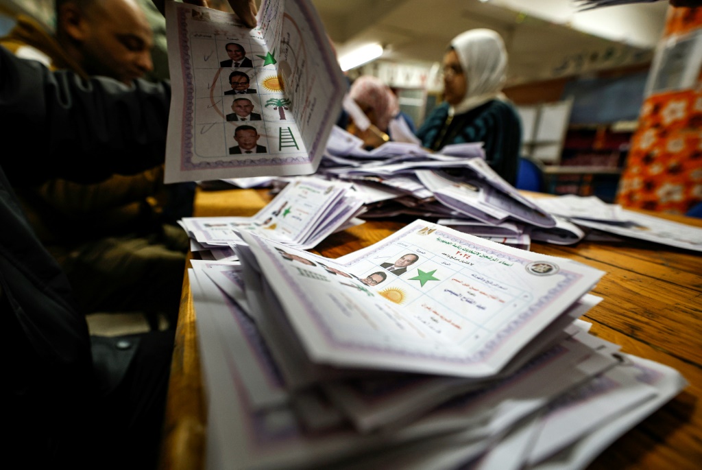 فرز الأصوات في الانتخابات الرئاسية المصرية في القاهرة في 12 كانون الأول/ديسمبر 2023 (ا ف ب)   