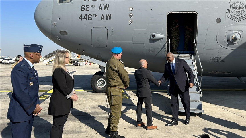 وصول وزير الدفاع الأمريكي إلى إسرائيل (الأناضول)