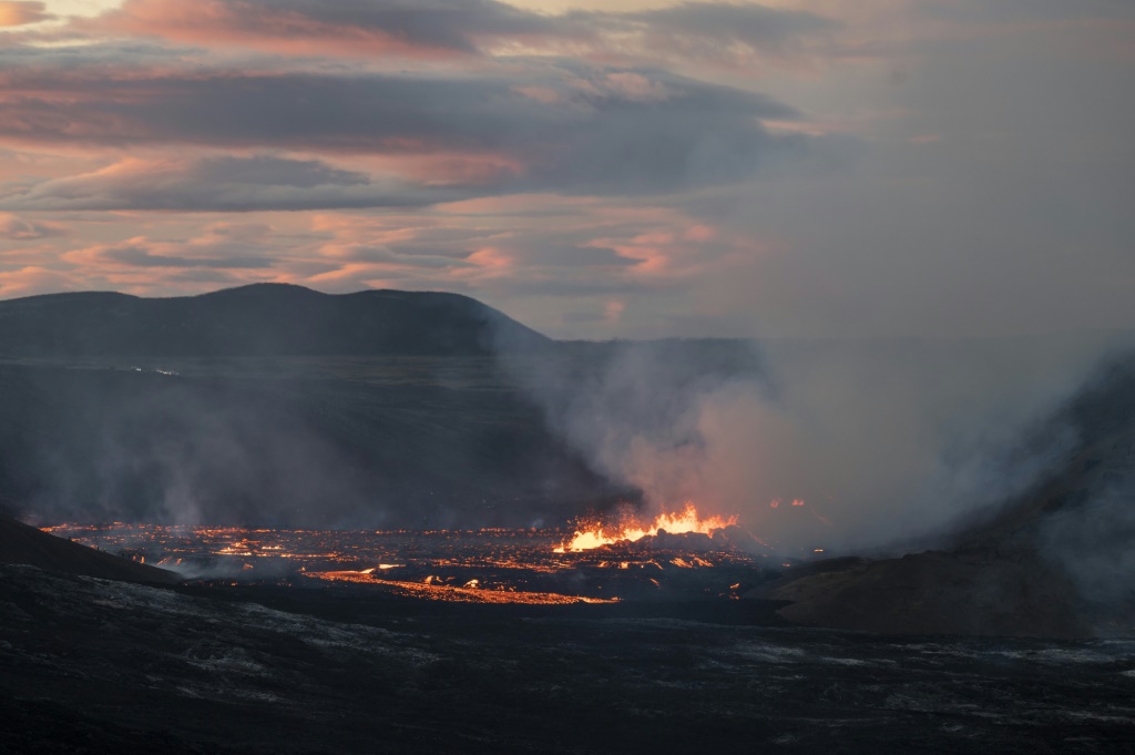 تدفق لأول مرة ثوران بركان غريندافيم في أيسلندا في الثالث من آب/أغسطس 2022 (ا ف ب)