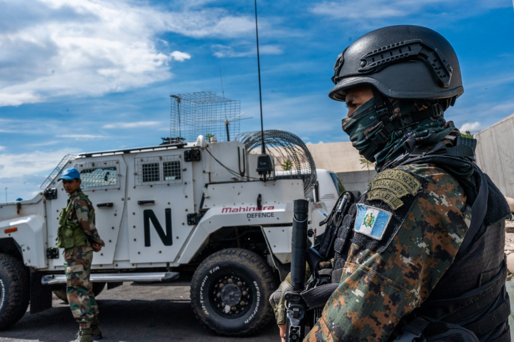 أحد جنود حفظ السلام في مونوسكو ينظر إلى قاعدة القوة خلال تدريب ميداني في ساكي، شرق جمهورية الكونغو الديمقراطية في نوفمبر 2023. (ا ف ب)