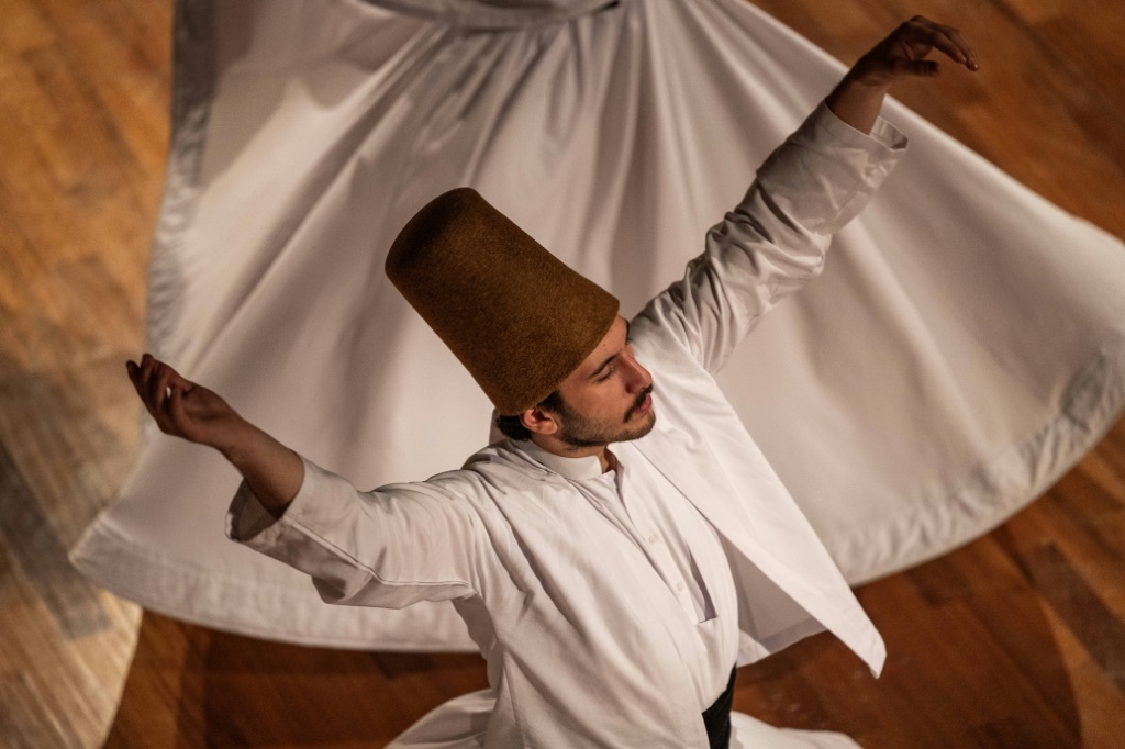 تمثل القبعة الطويلة للدراويش الدوامة شاهد قبر (ا ف ب)