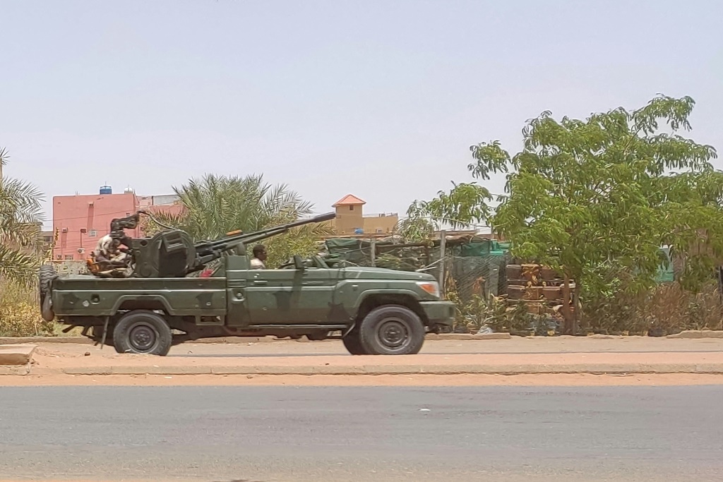 مقاتلون من قوات الدعم السريع على متن آلية مدرعة في جنوب الخرطوم في 25 أيار مايو 2023 (ا ف ب)