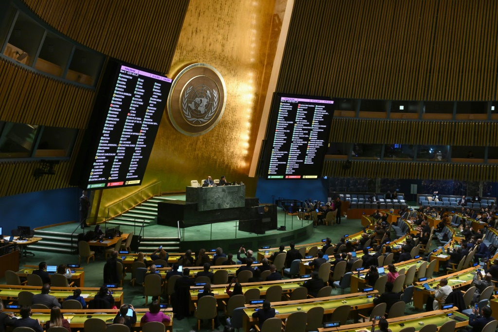 قاعة الجمعية العامة للأمم المتحدة وقد بدت على الشاشة أسماء الدول التي صوّتت على قرار غير ملزم يدعو إلى "وقف إطلاق نار إنساني فوري" في غزة خلال جلسة في نيويورك في 12 ك1/ديسمبر 2023. (أ ف ب)   