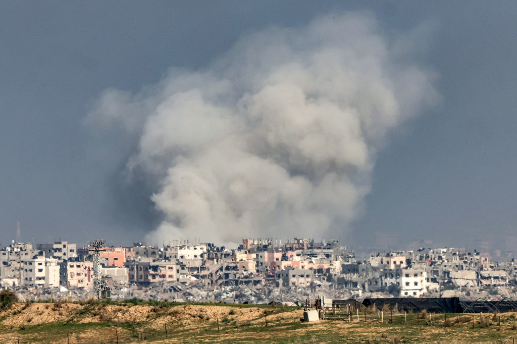 دخان يتصاعد بعد قصف إسرائيلي على شمال قطاع غزة قرب الحدود مع جنوب إسرائيل في 17 كانون الأول/ديسمبر 2023 ( ا ف ب)