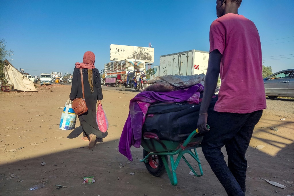 نازحون من ود مدني يصلون إلى القضارف في شرق السودان في 19 كانون الأول/ديسمبر 2023 (ا ف ب)