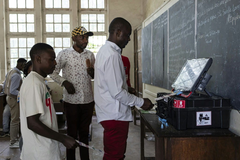 مسؤولون في اللجنة الانتخابية يجربون آلة للتصويت في مركز اقتراع في لوبومباشي في 19 كانون الأول/ديسمبر 2023 (ا ف ب)