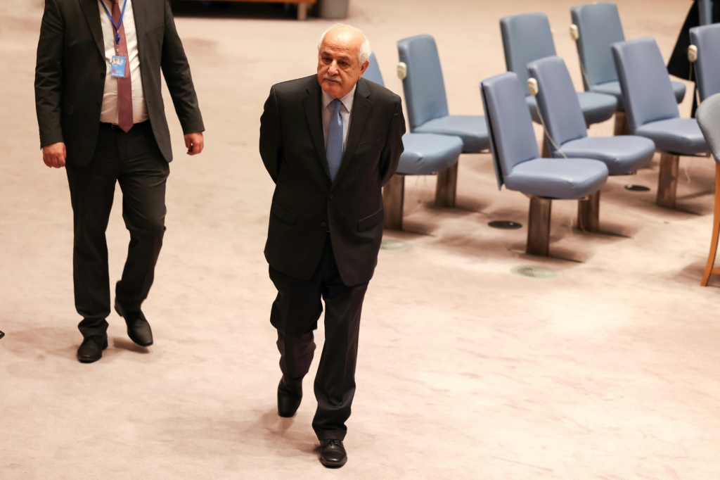 السفير الفلسطيني لدى الأمم المتحدة رياض منصور يدخل القاعة خلال اجتماع لمجلس الأمن الدولي حول الوضع في الشرق الأوسط، بما في ذلك قضية فلسطين، في مقر الأمم المتحدة في نيويورك في 19 كانون الأول/ديسمبر 2023 (ا ف ب)