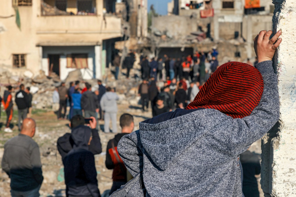 فلسطينيون يتفقدون الدمار بعد قصف إسرائيلي على رفح بجنوب قطاع غزة في 19 كانون الأول/ديسمبر 2023 (ا ف ب)