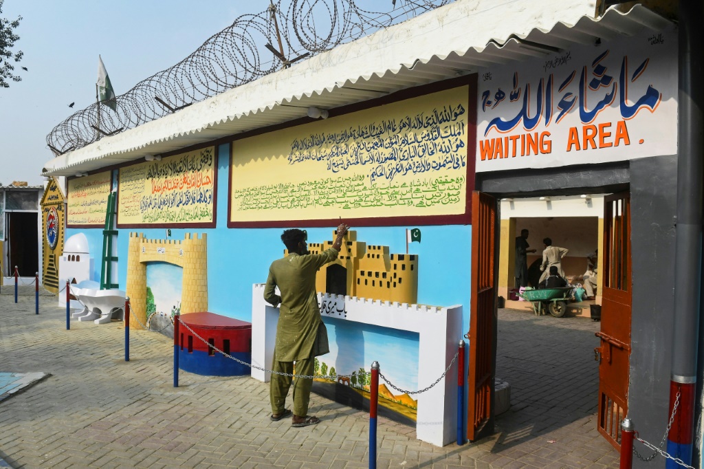 سجن كراتشي الذي يعود إلى الحقبة الاستعمارية مزين بلوحات جدارية للحياة الريفية الباكستانية، رسمها قتلة وخاطفون مدانون تم عزلهم عن العالم (ا ف ب)