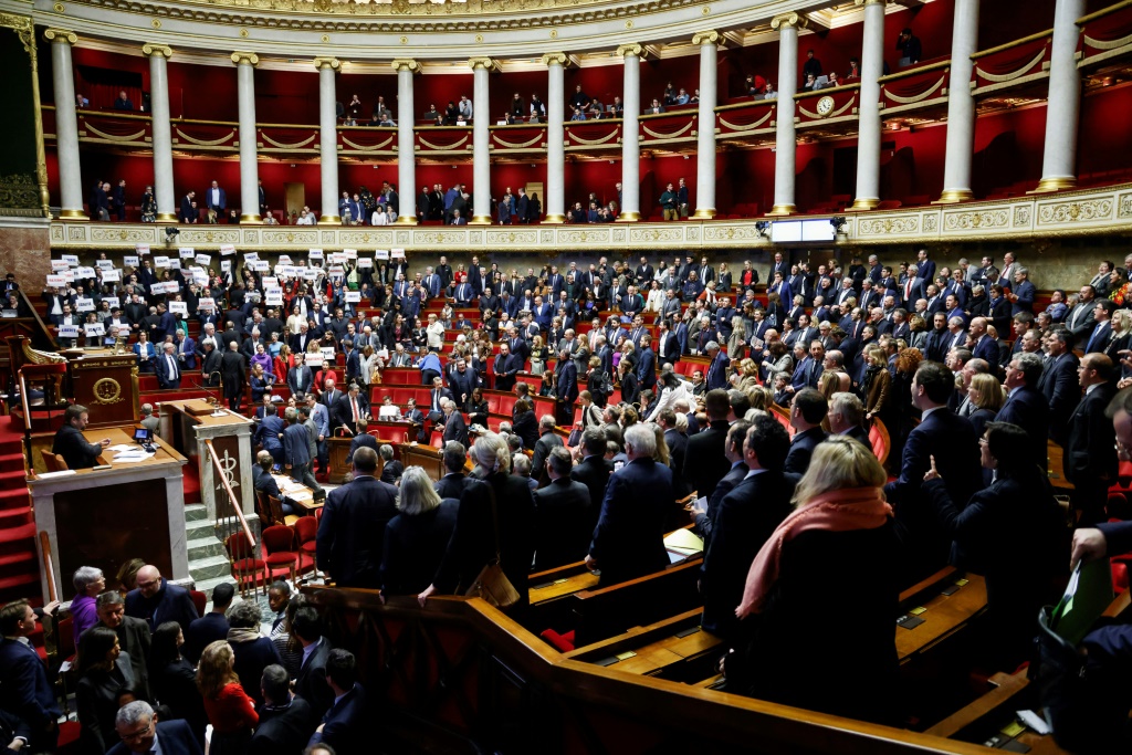 وافق مجلس الشيوخ والجمعية الوطنية على التشريع المثير للجدل لتشديد قانون الهجرة في فرنسا (أ ف ب)   