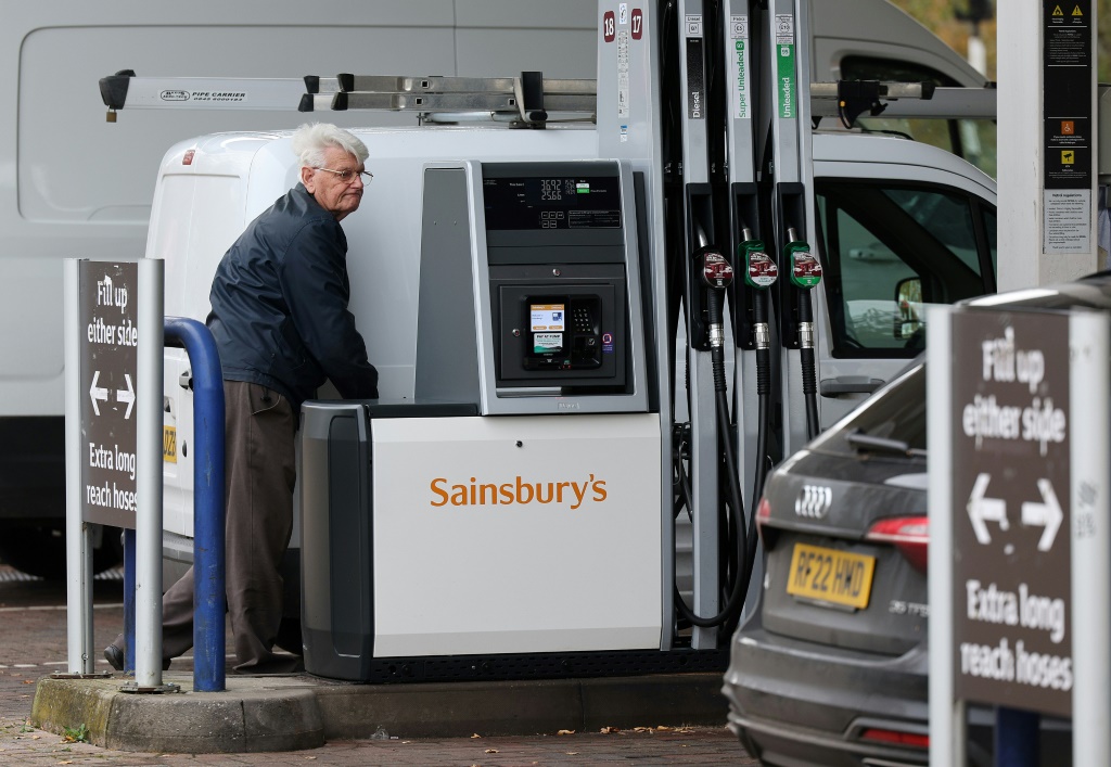 تباطأ التضخم في المملكة المتحدة إلى 3.9 بالمئة في نوفمبر، متأثرا بانخفاض أسعار البنزين (أ ف ب)   