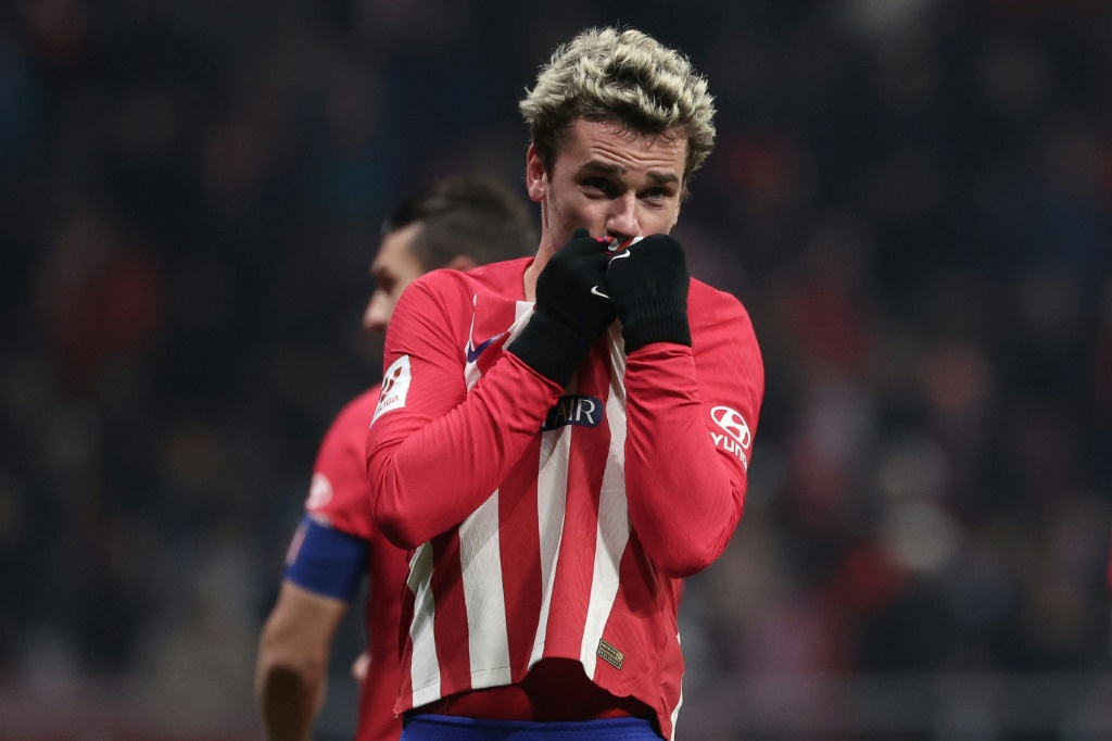 مهاجم اتلتيكو مدريد الدولي الفرنسي انطوان غريزمان يحتفل بثنائيته في مرمى خيتافي (3-3) في الدوري الاسباني في 19 كانون الاول/ديسمبر 2023 (ا ف ب)
