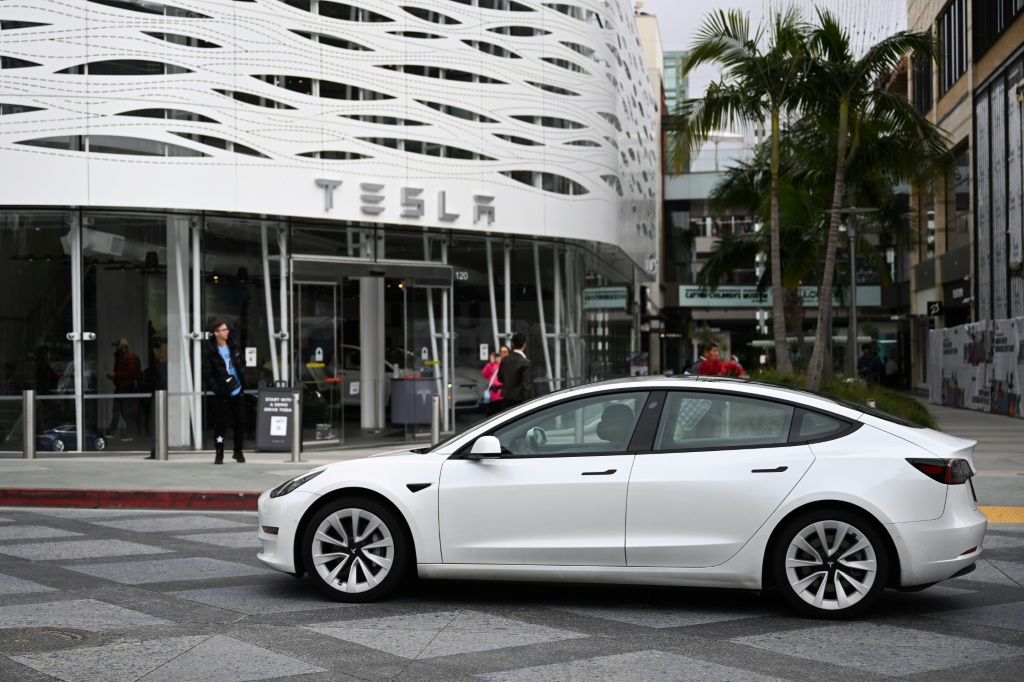 سيارة كهربائية من طراز Tesla تمر بجوار متجر Tesla Inc Santa Monica Place، في سانتا مونيكا، كاليفورنيا (ا ف ب)