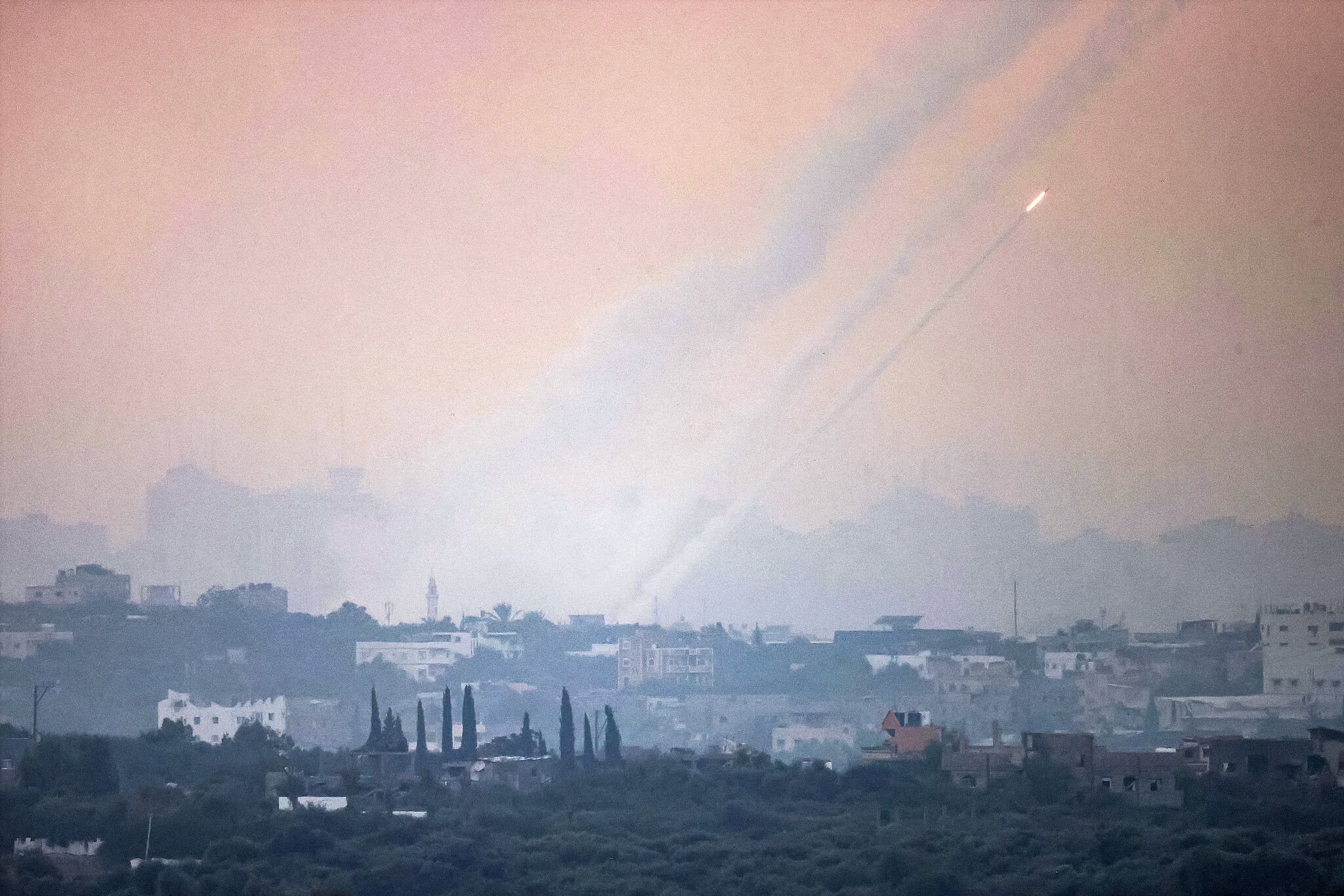 صواريخ القسام تنطلق من غزة باتجاع اسرائيل (ا ف ب)