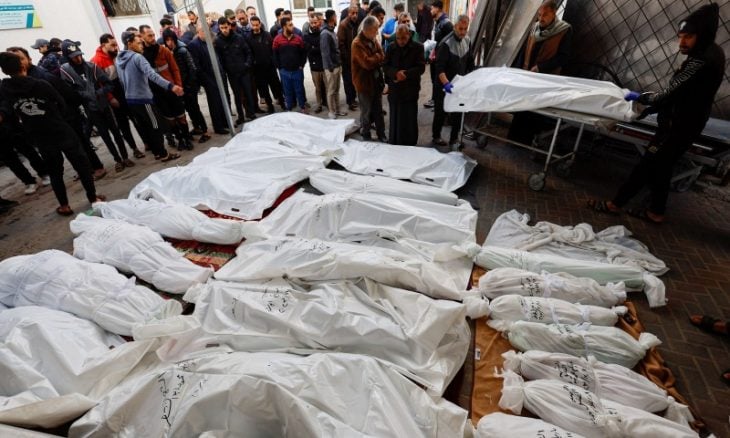 جثامين شهداء في غزة قتلتهم اسرائيل في عدوانها الوحشي على القطاع ( مواقع التواصل)