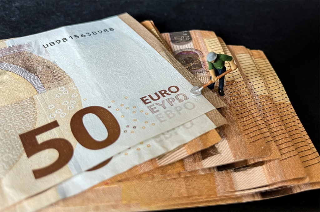 أوراق نقدية من فئة خمسين يورو (أ ف ب)   