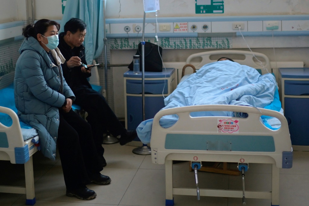 مريض أصيب في الزلزال يعالج في مستشفى في كانتون تشيشيشان في مقاطعة غانسو الصينية في 21 كانون الأول/ديسمبر 2023 (ا ف ب)
