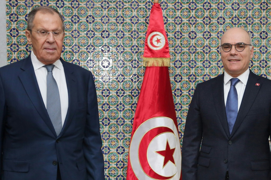 صورة مؤرخة في 21 كانون الأول/ديسمبر 2023 لوزير الخارجية الروسي سيرغي لافروف مع نظيره التونسي نبيل عمار في تونس (ا ف ب)