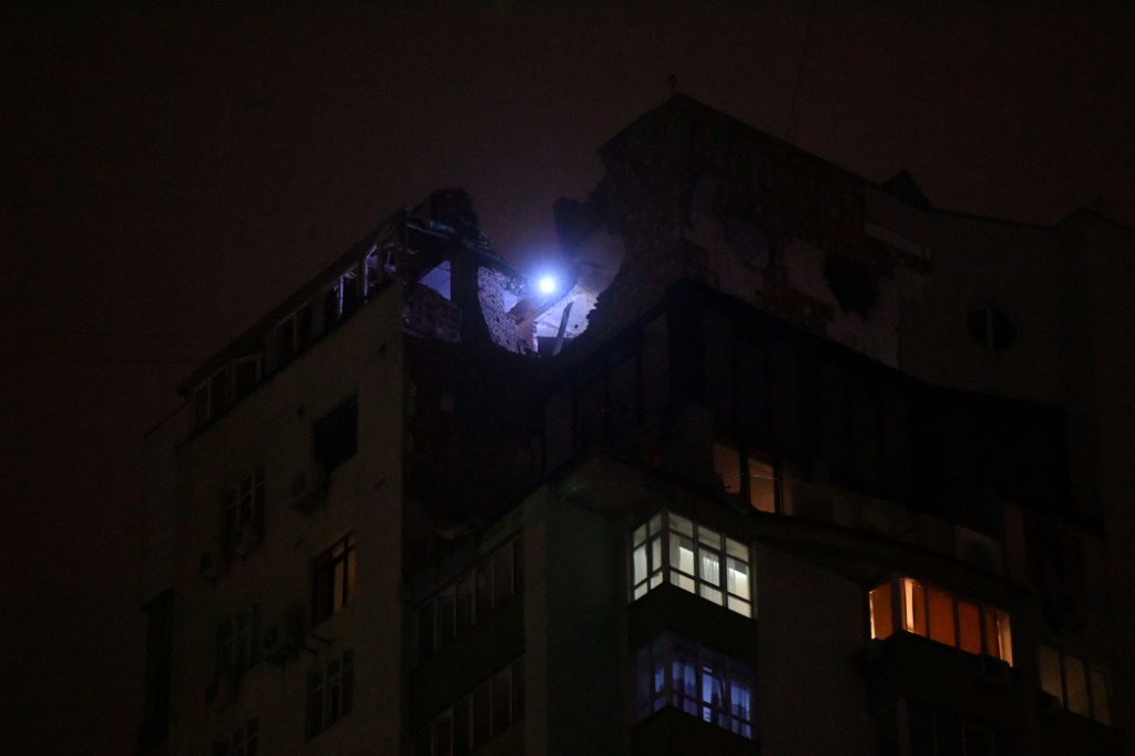 مبنى سكني في كييف أصابته طائرة مسيرة مفخخة روسية فجر 22 ك1/ديسمبر 2023. (ا ف ب)