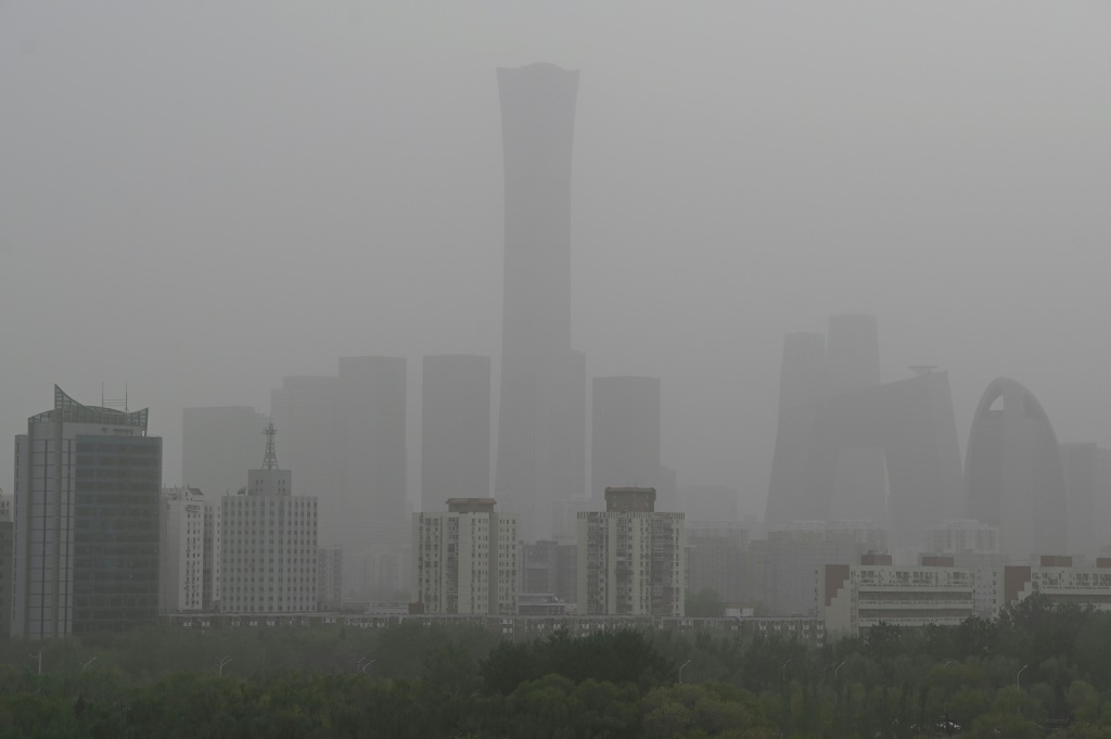 وتفاقم تلوث الهواء في الصين في عام 2023، وهي المرة الأولى التي يحدث فيها ذلك منذ عقد من الزمن (ا ف ب)   