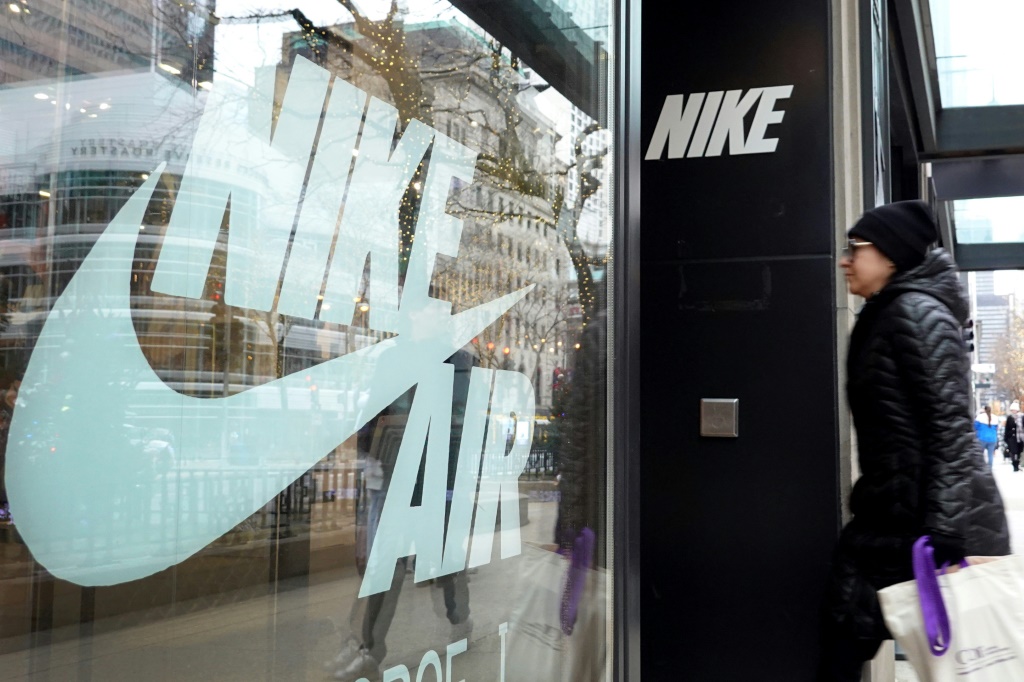 وصف المسؤولون التنفيذيون في شركة Nike حذر المستهلكين المتزايد حيث أنها تستهدف خفض التكاليف بما يصل إلى 2 مليار دولار (أ ف ب)   