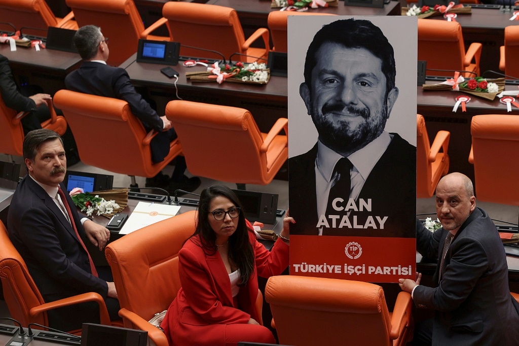 وانتخب أتالاي، الذي هرب من السجن في الانتخابات العامة التي جرت في مايو/أيار، عضوا في البرلمان (أ ف ب)   