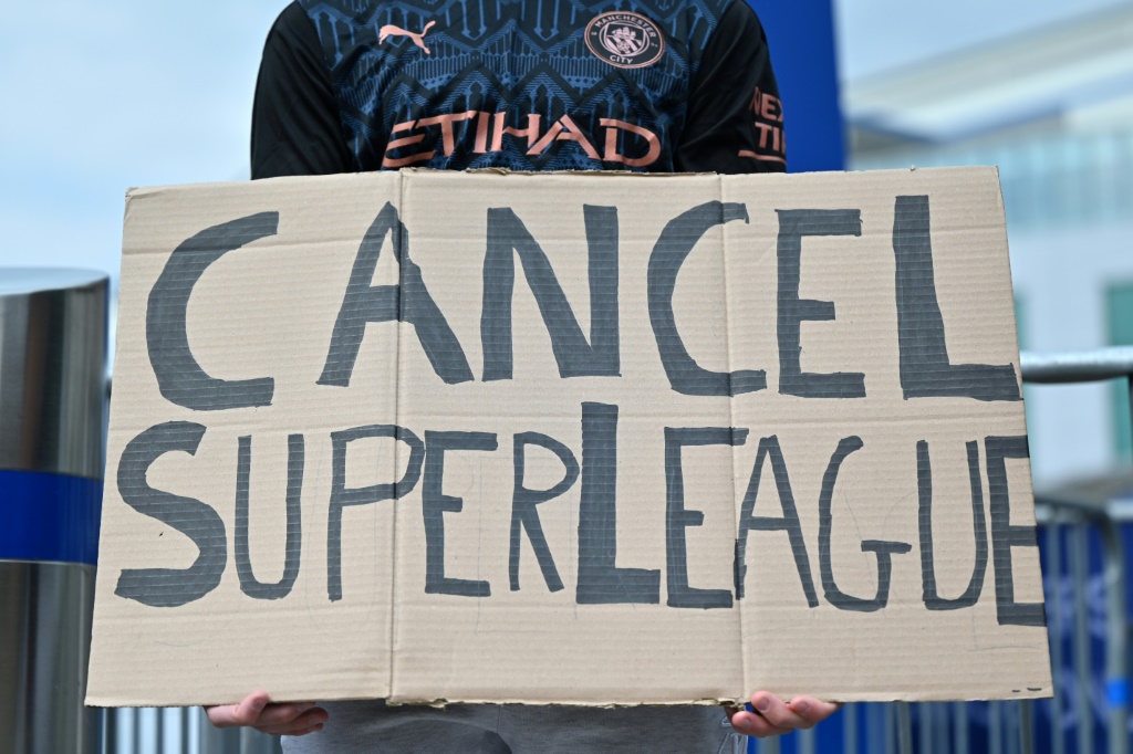 احد مشجعي مانشستر سيتي الإنكليزي يرفع لافتة معارضة لدوري السوبر الأوروبي لكرة القدم. لندن في 20 نيسان/أبريل 2021 (ا ف ب)
