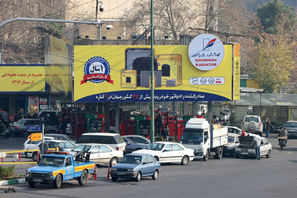 سيارات تنتظر أمام محطة وقود في طهران في 18 كانون الأول/ديسمبر 2023 (ا ف ب) 