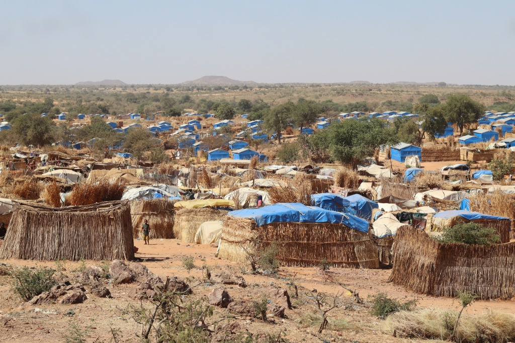 صورة مؤرخة في 7 كانون الأول/ديسمبر 2023 تظهر مخيما للاجئين السودانيين في أدري في تشاد (أ ف ب)   