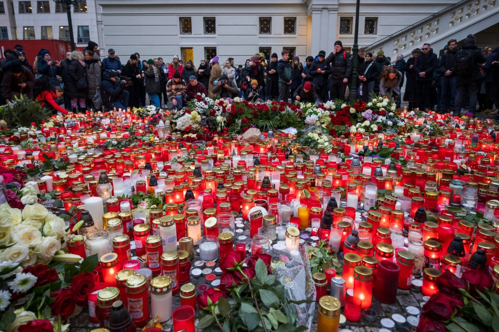 شموع وورود تكريما لضحايا إطلاق النار في جامعة براغ في 22 كانون الأول/ديسمبر 2023 (ا ف ب)