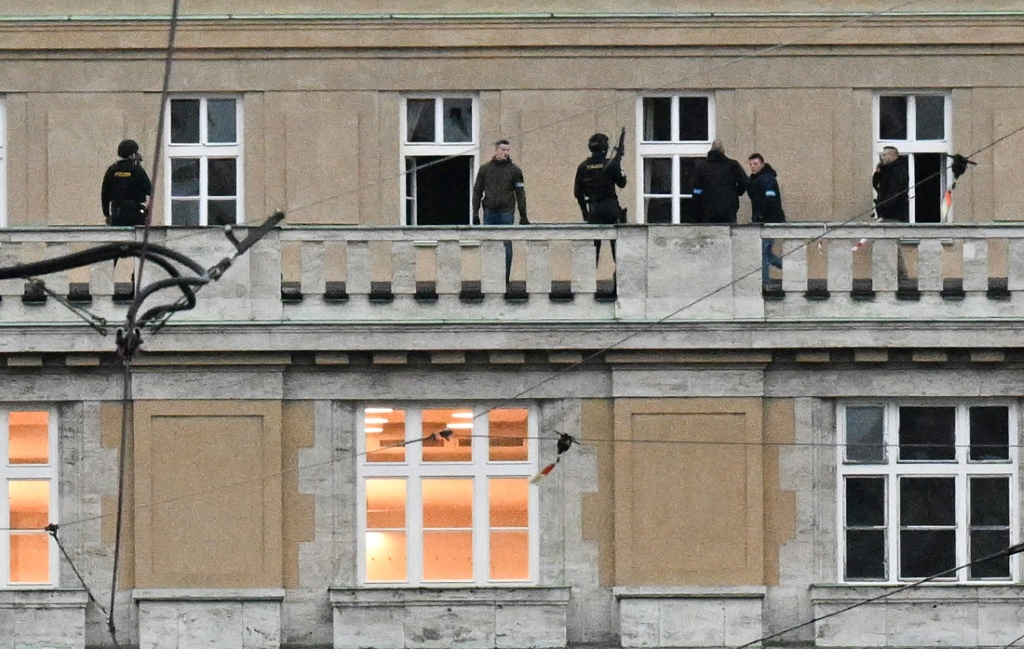  رجال شرطة مسلحون على شرفة جامعة براغ في 21 كانون الأول/ديسمبر 2023 (ا ف ب)