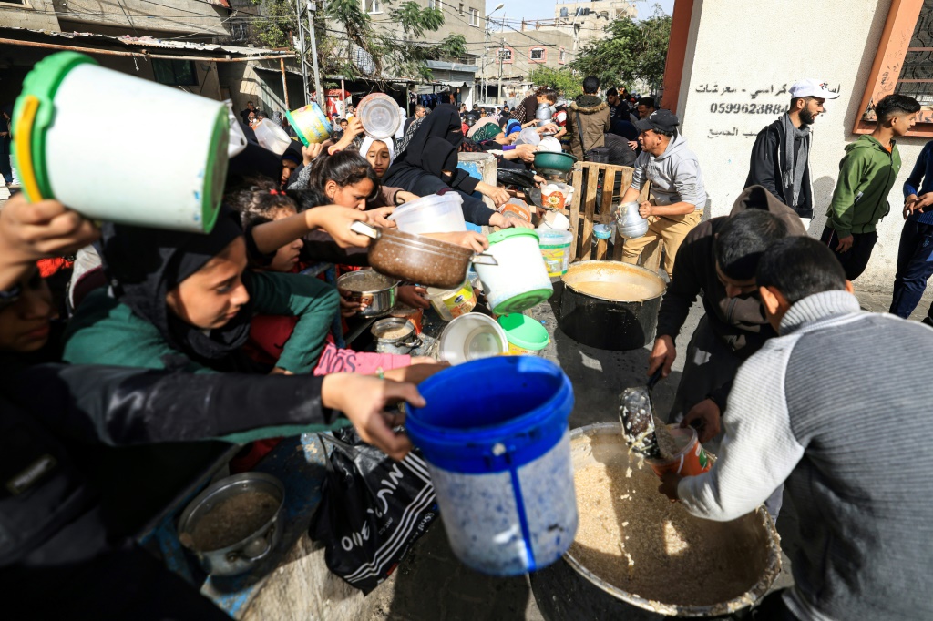 فلسطينيون ينتظرون للحصول على الطعام في مخيم للاجئين في رفح بجنوب قطاع غزة في 23 كانون الأول/ديسمبر 2023 (أ ف ب)  &nbsp;