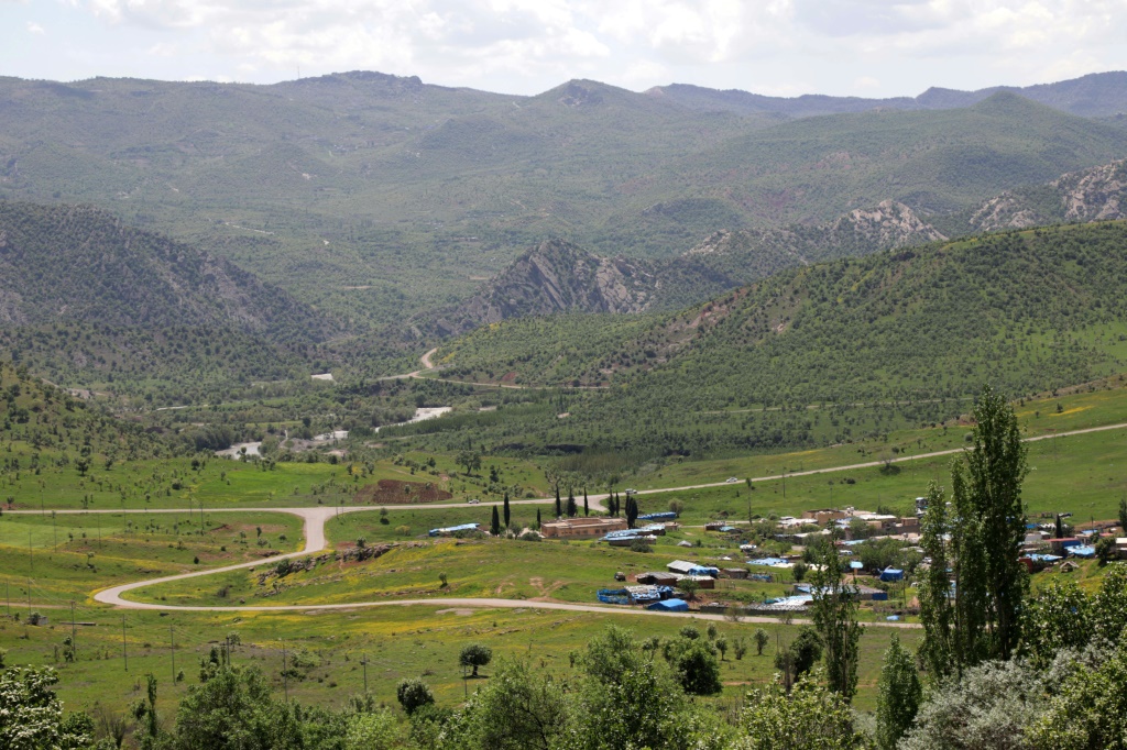صورة التقطت في 25 نيسان/أبريل 2023 تظهر الجبال المطلة على قرية هيرور قرب الحدود التركية في إقليم كردستان المتمتع بالحكم الذاتي في شمال العراق، حيث دارت معارك بين الجيش التركي ومقاتلين من حزب العمال الكردستاني (أ ف ب)   