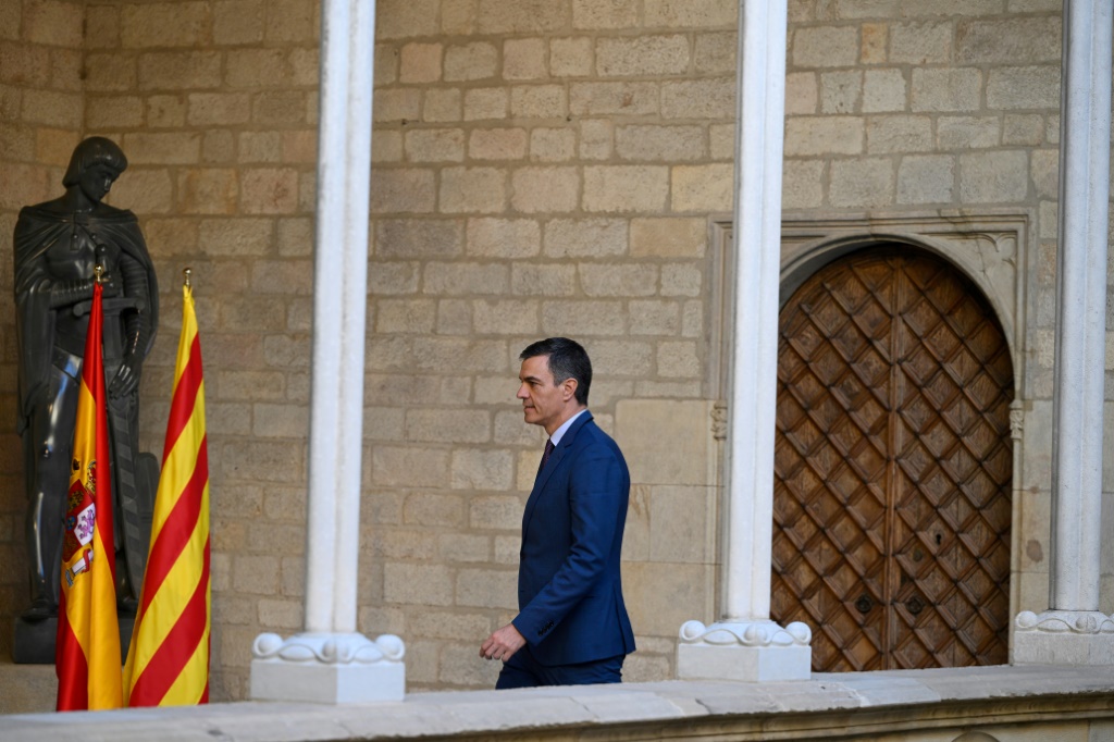 رئيس الوزراء الإسباني بيدرو سانشيز في قصر الجنراليتات في برشلونة، في 21 كانون الأول/ديسمبر 2023 (ا ف ب)