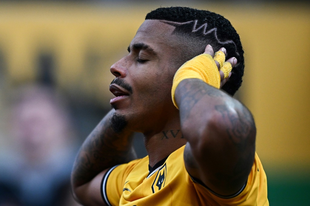 لاعب خط وسط الغابوني ماريو ليمينا بعد تسجيل الهدف الأول لفريقه ولفرهامبتون أمام تشلسي على ملعب مولينو في ولفرهامبتون وسط إنكلترا في 24 كانون الأول/ديسمبر 2023 (ا ف ب)