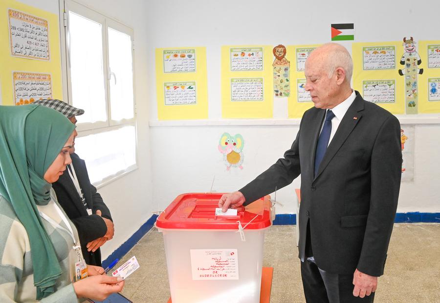 الرئيس التونسي قيس سعيد (الأول من اليمين) يقوم بالتسجيل والتصويت في مركز اقتراع في تونس العاصمة بتونس في 24 ديسمبر 2023 (شينخوا)